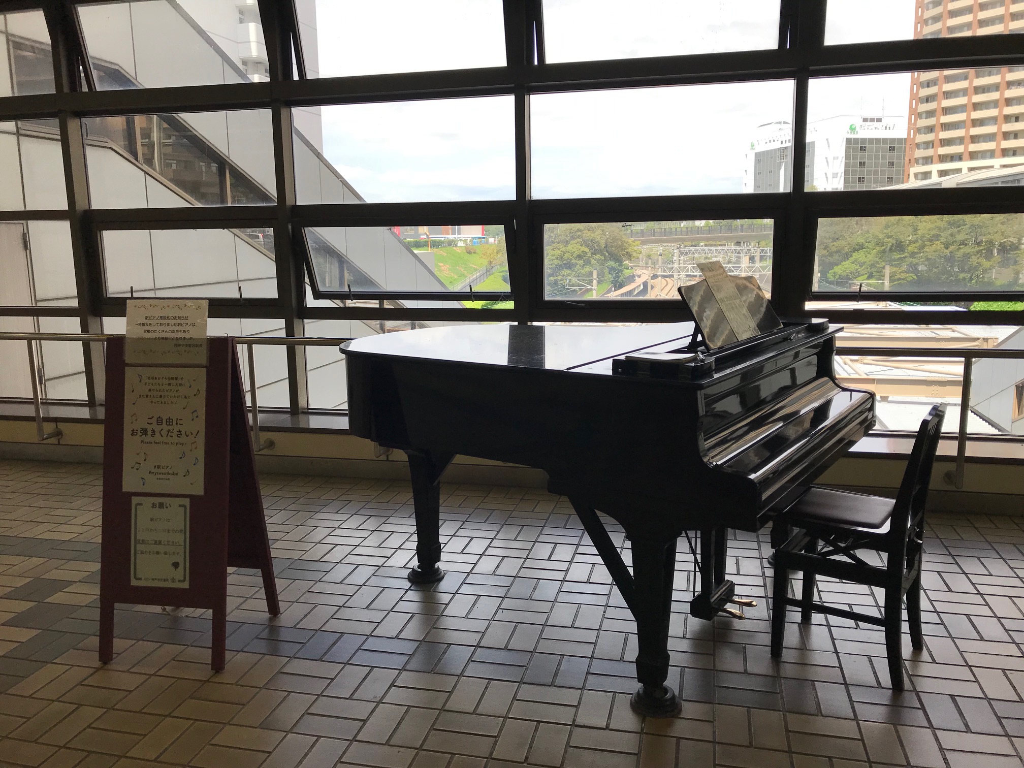 西神中央駅のストリートピアノ